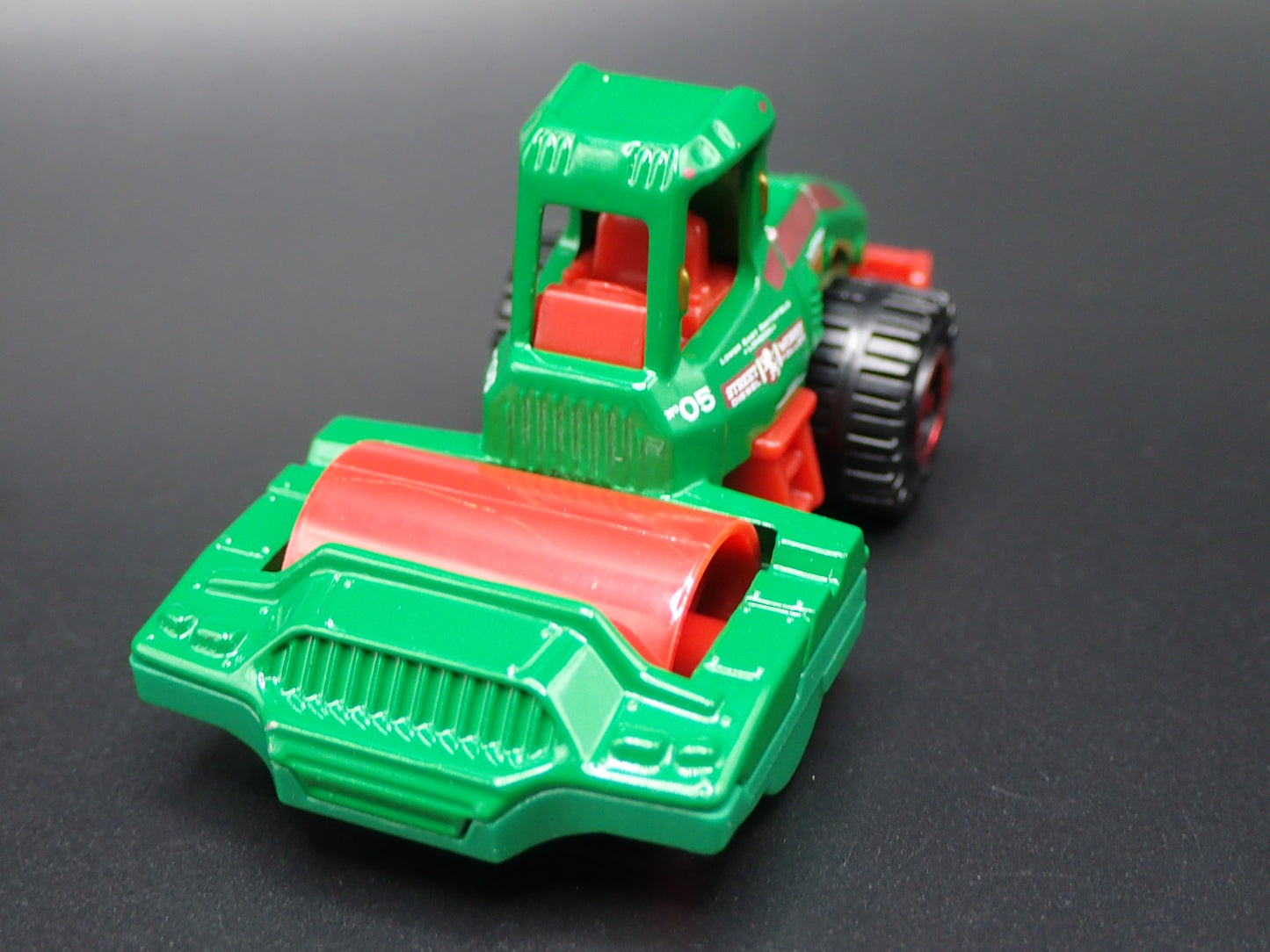 CONSTRUCTION ROAD ROLLER GREEN 1:64 SCALE COLLECTIBLE DIORAMA DIECAST MODEL CAR