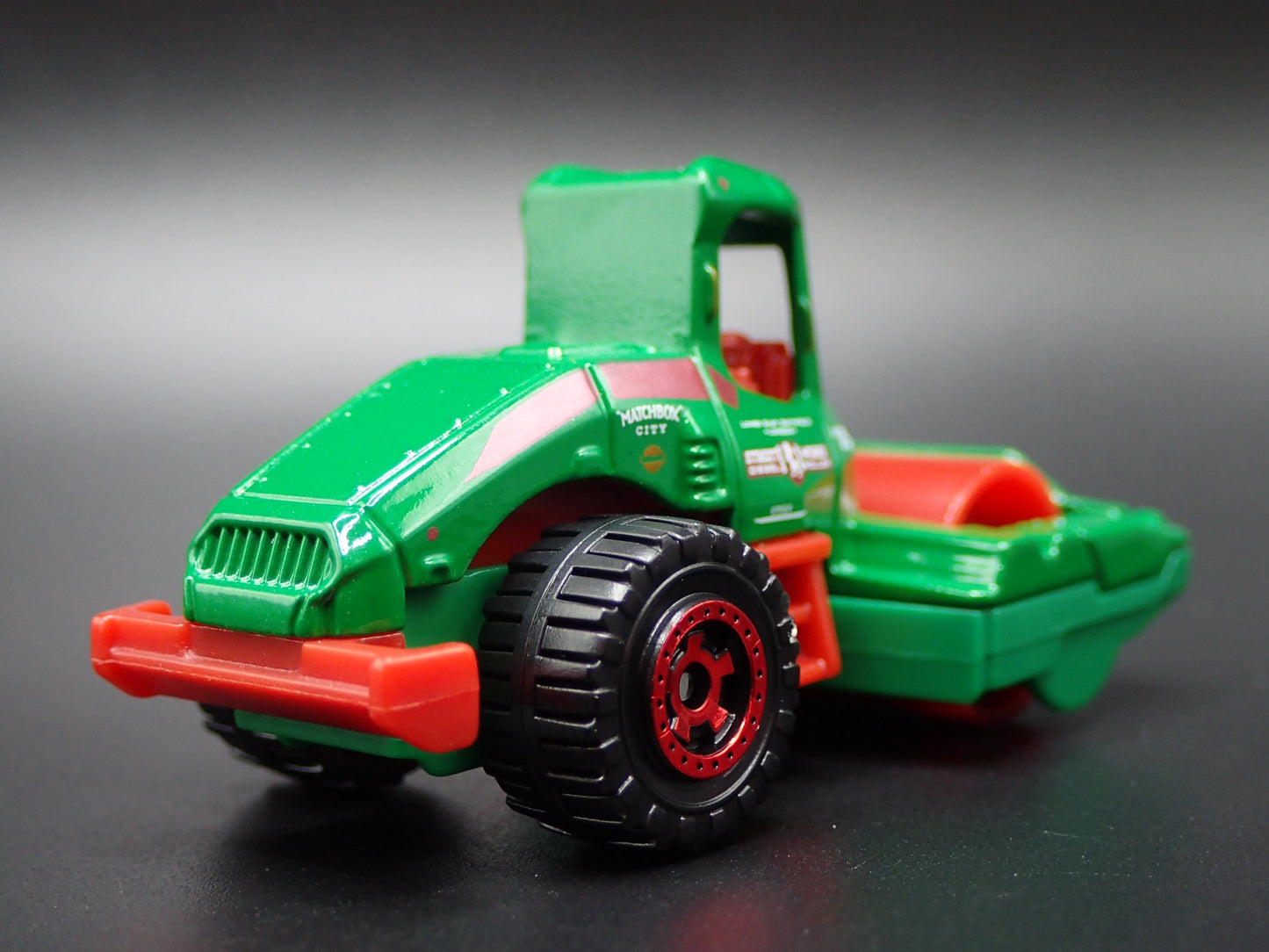 CONSTRUCTION ROAD ROLLER GREEN 1:64 SCALE COLLECTIBLE DIORAMA DIECAST MODEL CAR