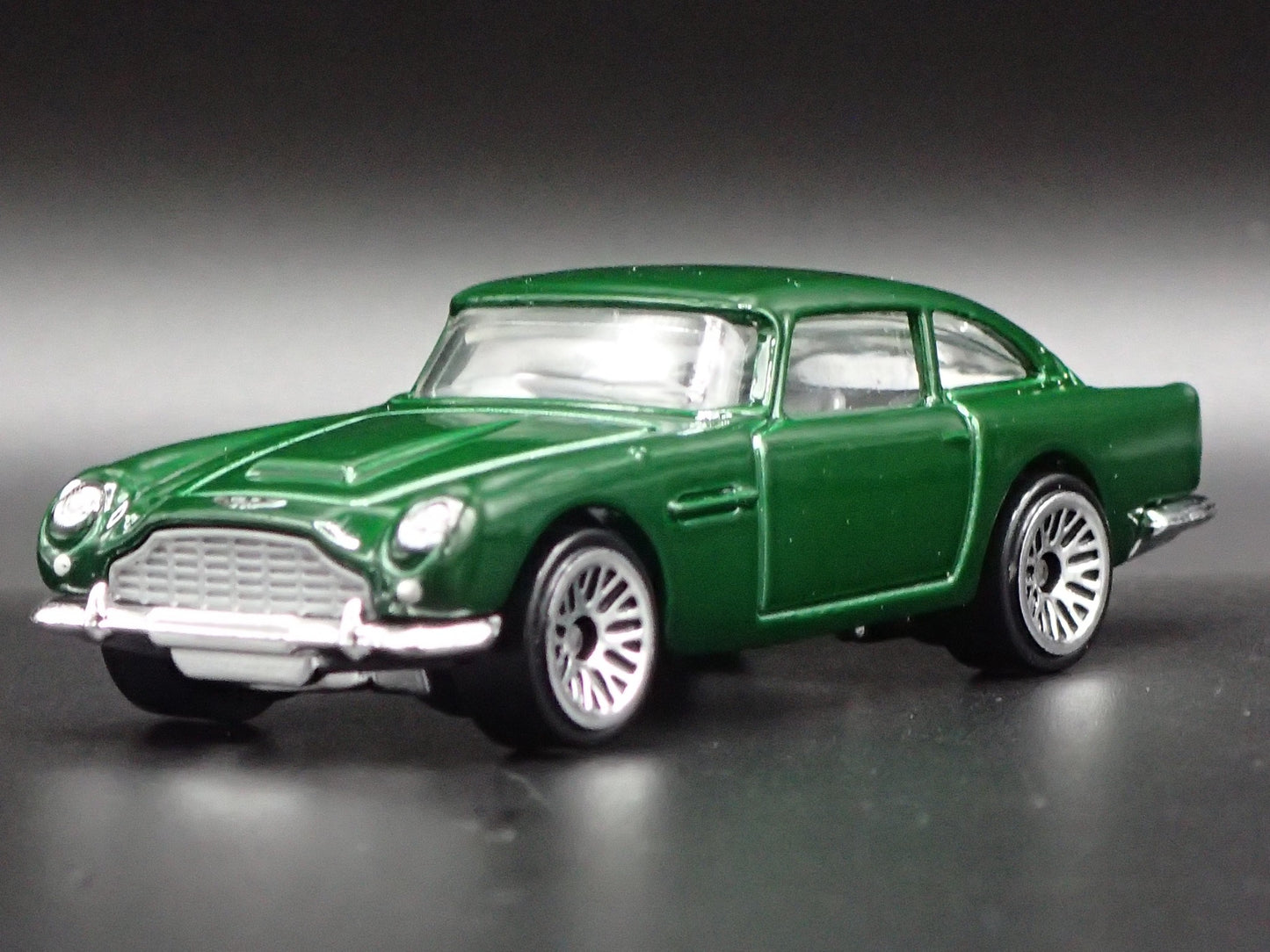 1963 63 ASTON MARTIN DB5 GREEN 1/64 SCALE COLLECTIBLE DIORAMA DIECAST MODEL CAR