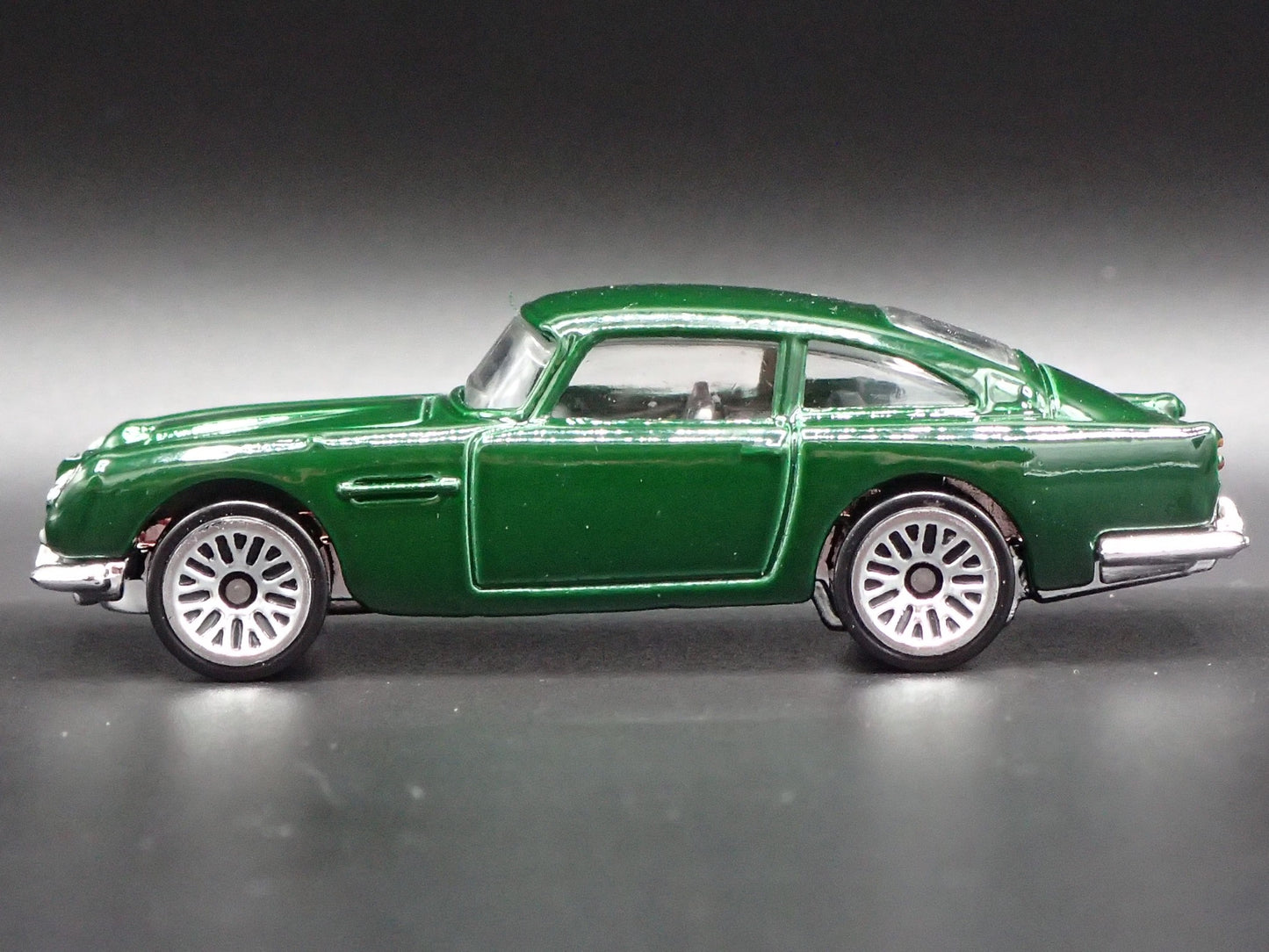 1963 63 ASTON MARTIN DB5 GREEN 1/64 SCALE COLLECTIBLE DIORAMA DIECAST MODEL CAR
