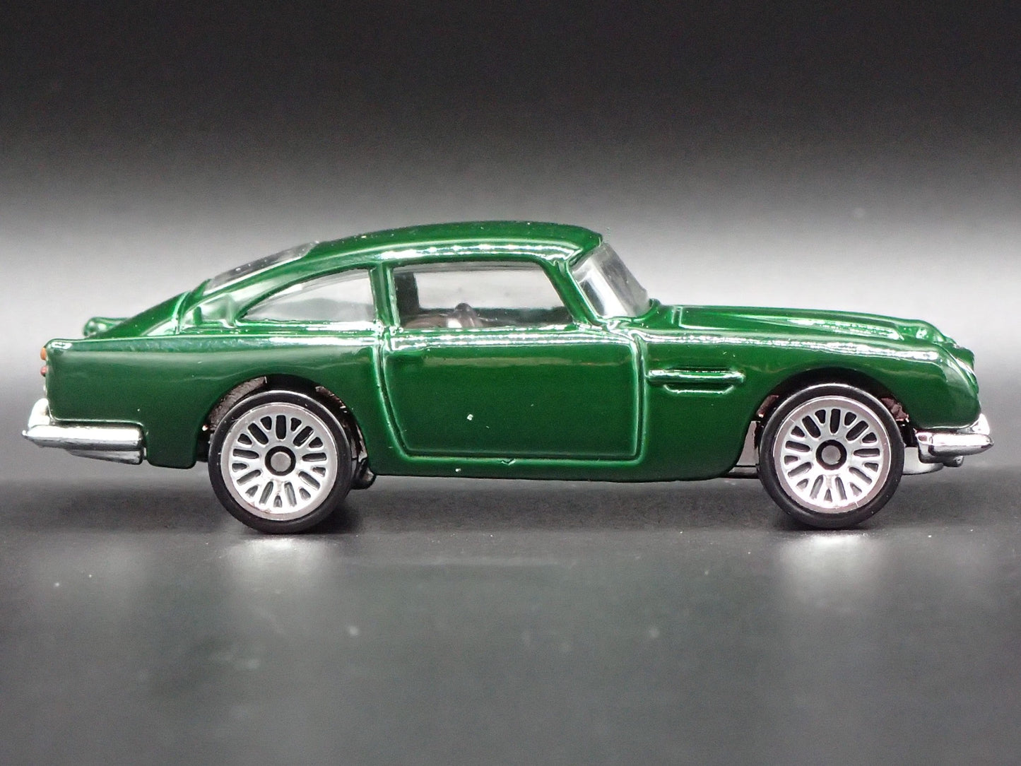 1963 63 ASTON MARTIN DB5 GREEN 1/64 SCALE COLLECTIBLE DIORAMA DIECAST MODEL CAR