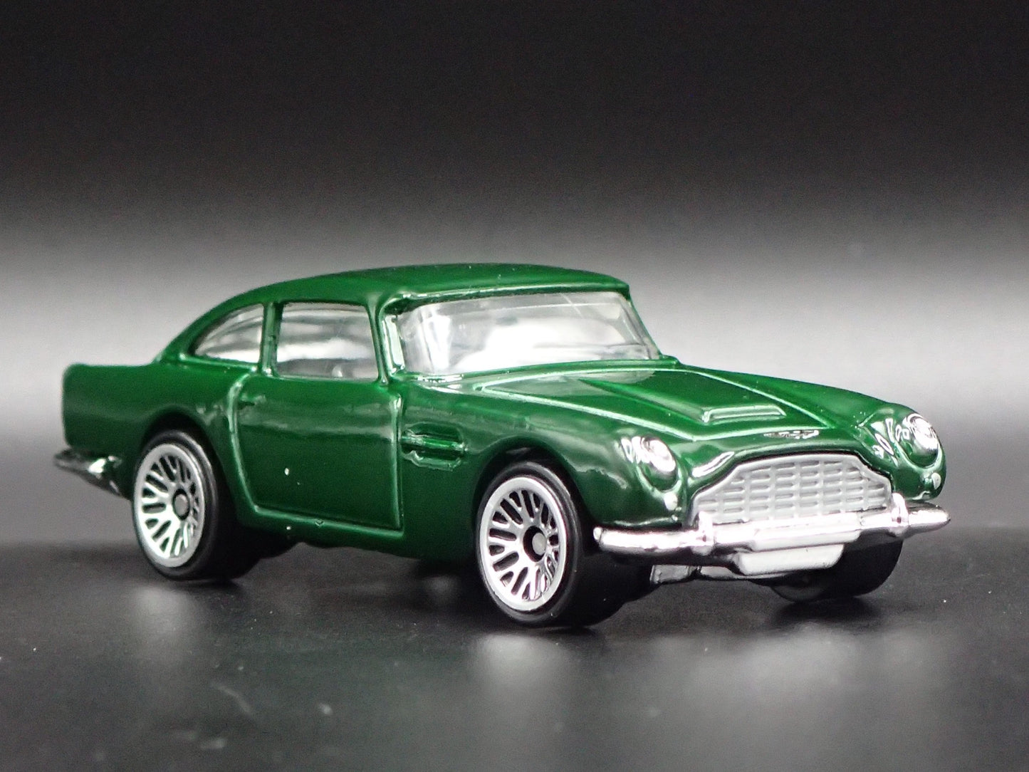 1963 63 ASTON MARTIN DB5 GREEN 1/64 SCALE COLLECTIBLE DIORAMA DIECAST MODEL CAR