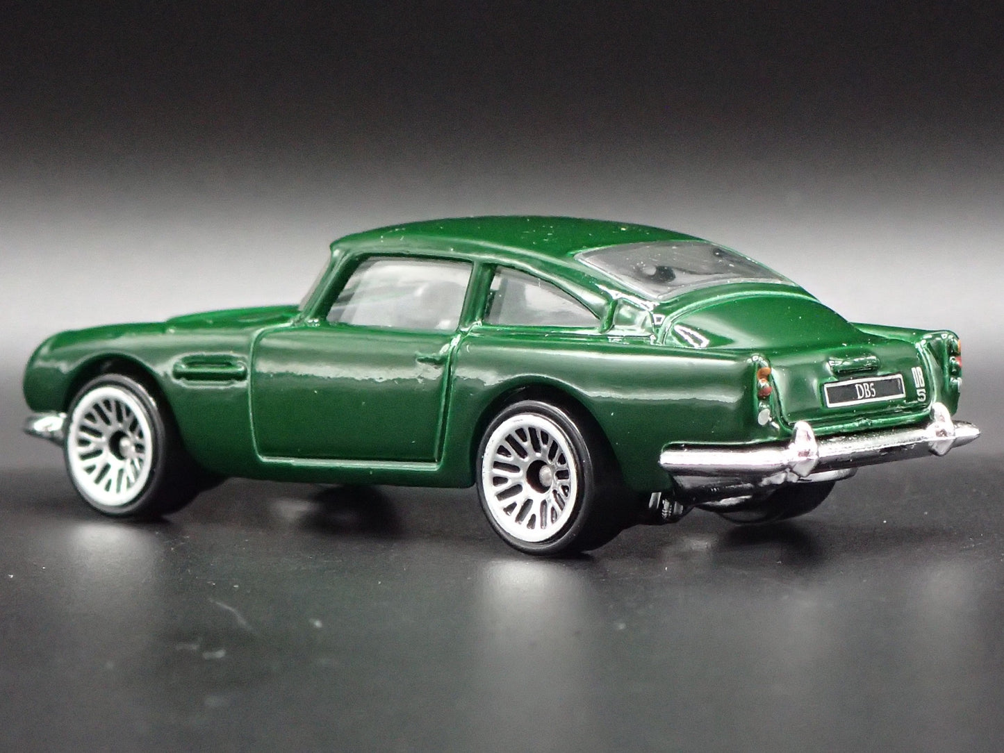 1963 63 ASTON MARTIN DB5 GREEN 1/64 SCALE COLLECTIBLE DIORAMA DIECAST MODEL CAR