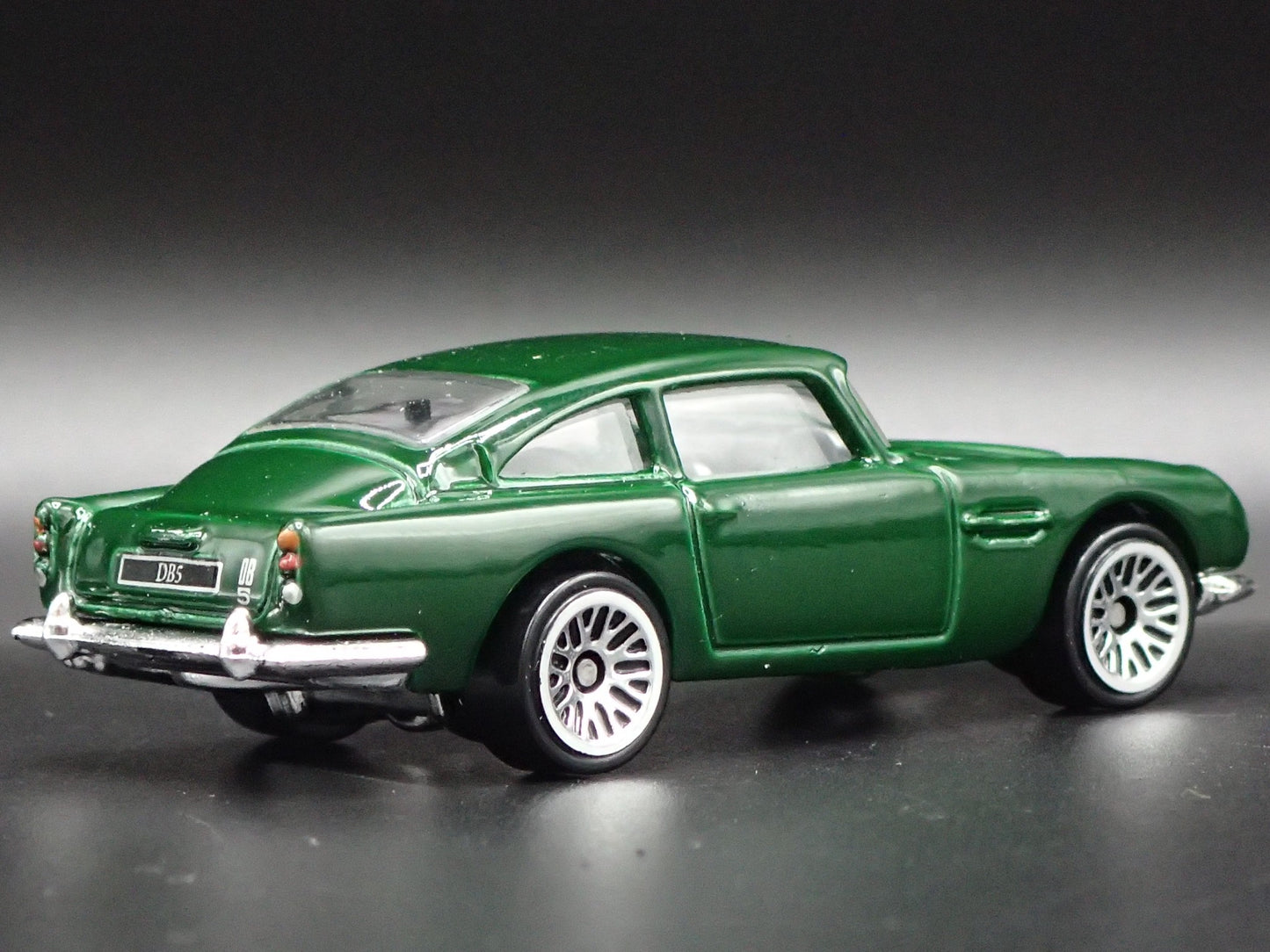 1963 63 ASTON MARTIN DB5 GREEN 1/64 SCALE COLLECTIBLE DIORAMA DIECAST MODEL CAR