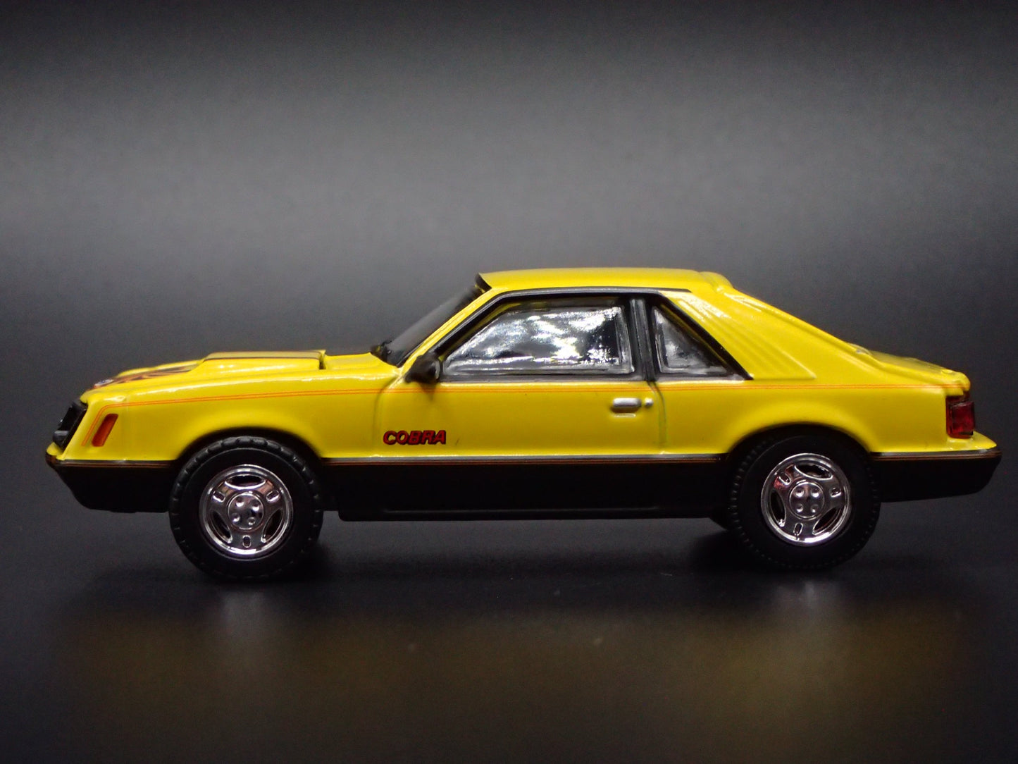 1979 79 FORD MUSTANG COBRA FASTBACK YELLOW 1:64 SCALE DIORAMA DIECAST MODEL CAR