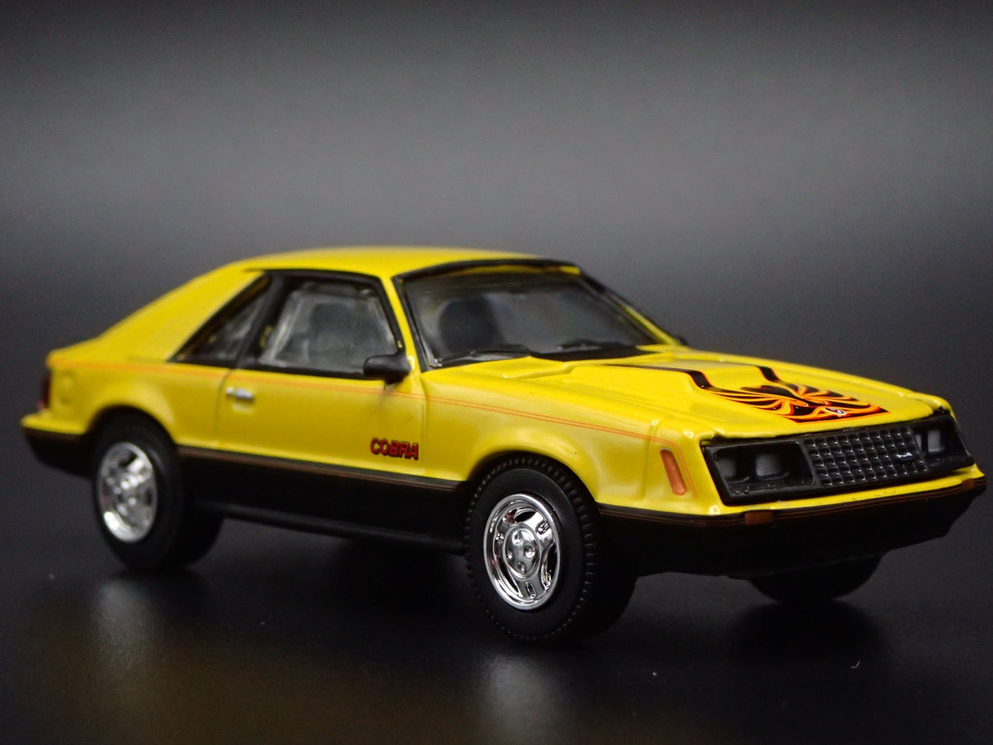 1979 79 FORD MUSTANG COBRA FASTBACK YELLOW 1:64 SCALE DIORAMA DIECAST MODEL CAR