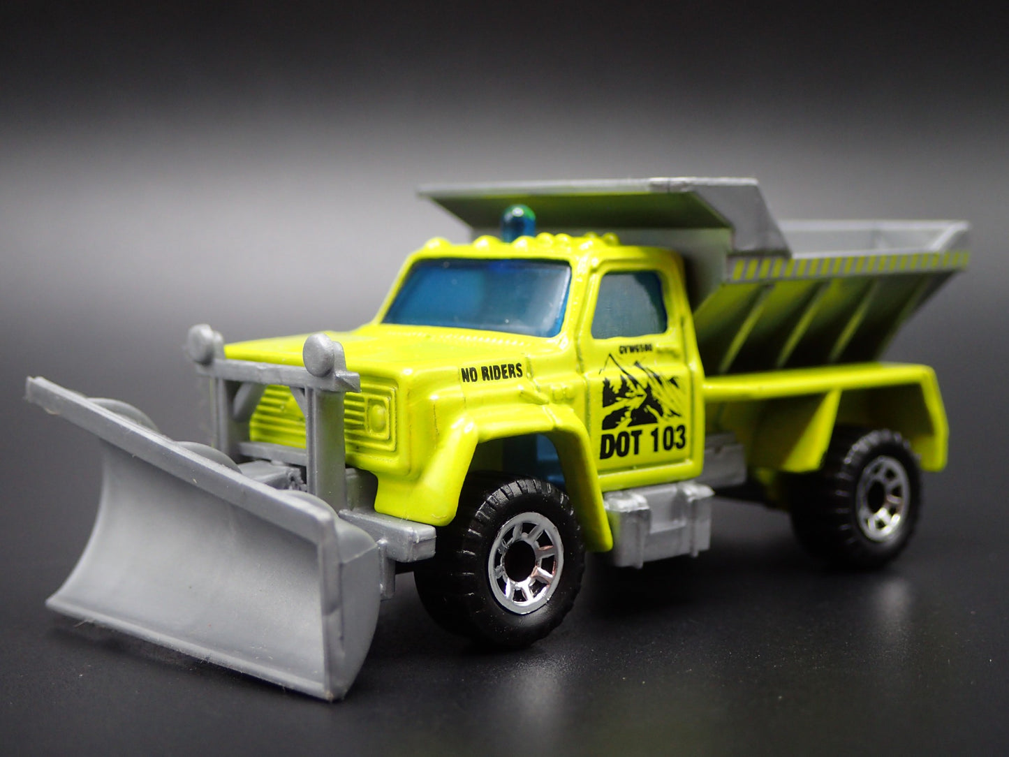 CHEVROLET TRUCK SNOW PLOW ROAD MAINTANCE 1:64 MB SCALE DIECAST MODEL CAR