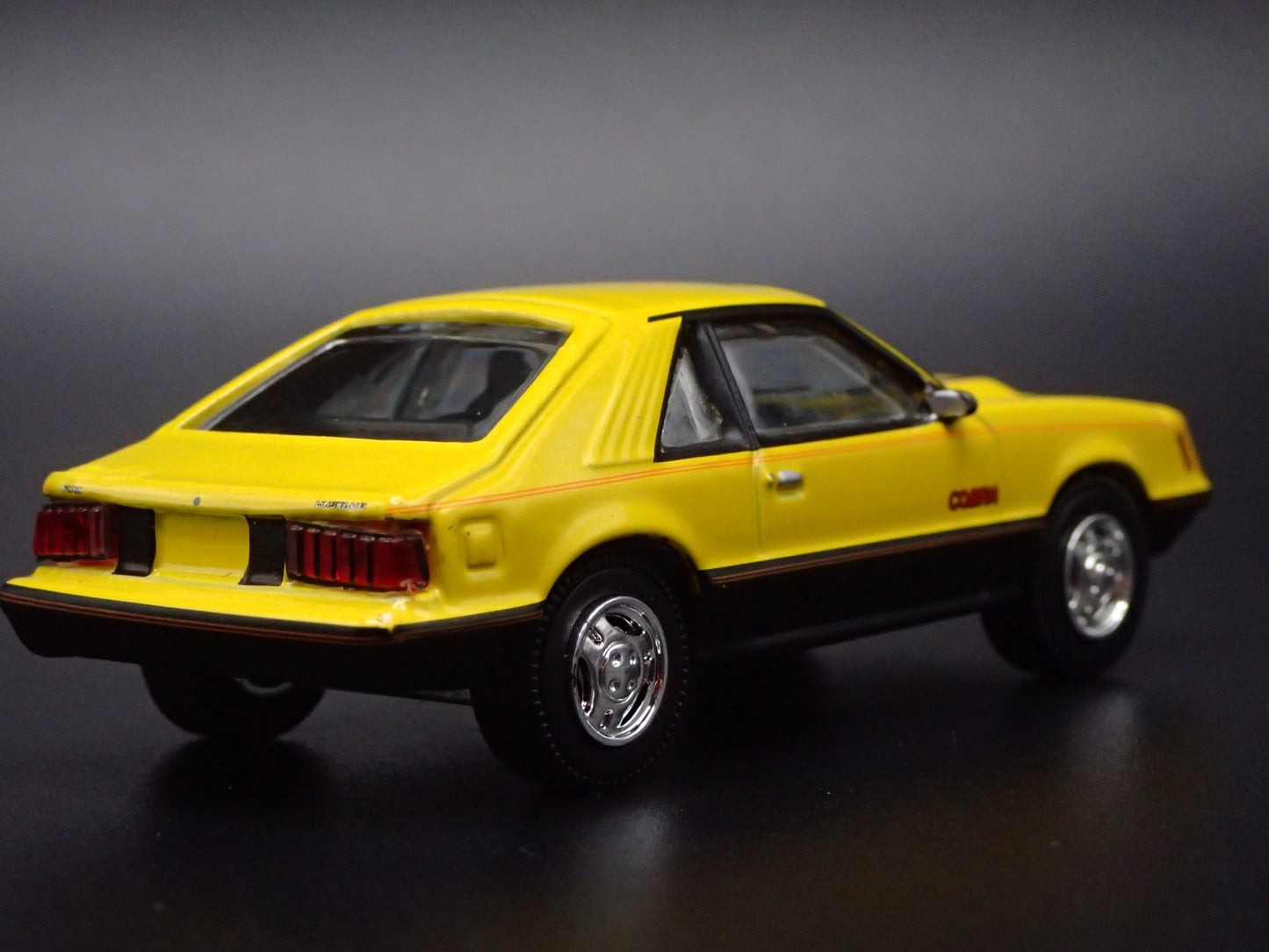 1979 79 FORD MUSTANG COBRA FASTBACK YELLOW 1:64 SCALE DIORAMA DIECAST MODEL CAR
