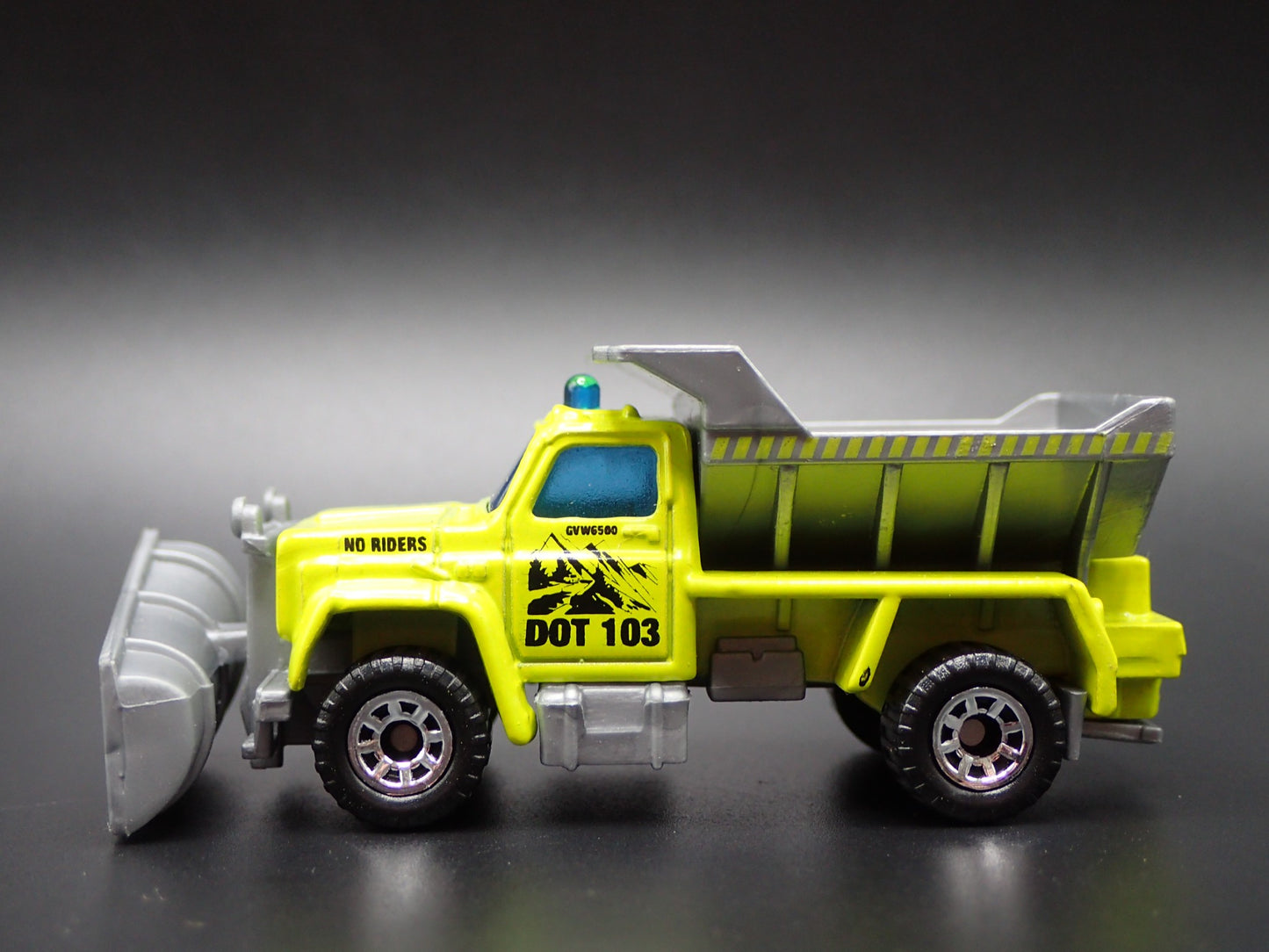 CHEVROLET TRUCK SNOW PLOW ROAD MAINTANCE 1:64 MB SCALE DIECAST MODEL CAR