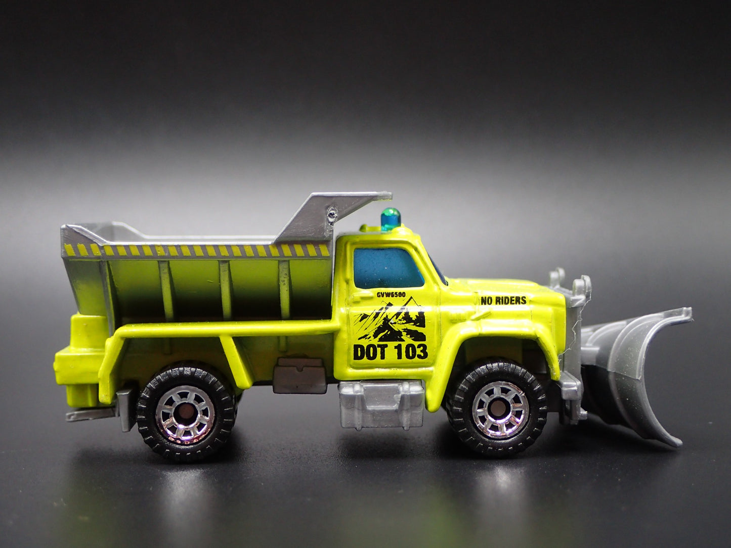 CHEVROLET TRUCK SNOW PLOW ROAD MAINTANCE 1:64 MB SCALE DIECAST MODEL CAR