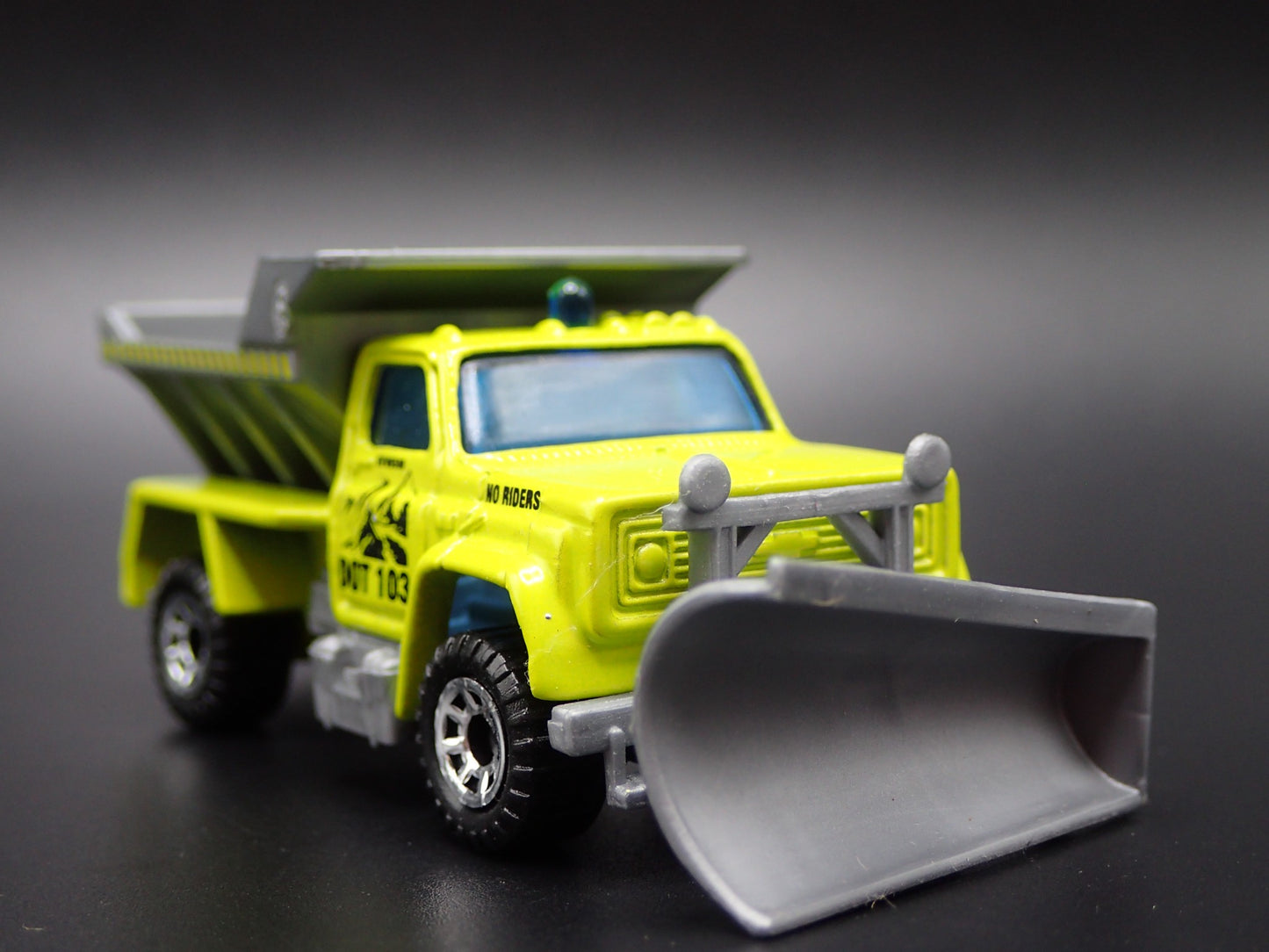 CHEVROLET TRUCK SNOW PLOW ROAD MAINTANCE 1:64 MB SCALE DIECAST MODEL CAR