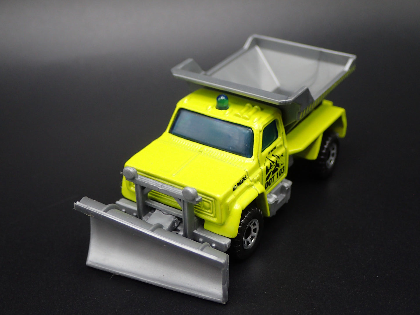 CHEVROLET TRUCK SNOW PLOW ROAD MAINTANCE 1:64 MB SCALE DIECAST MODEL CAR