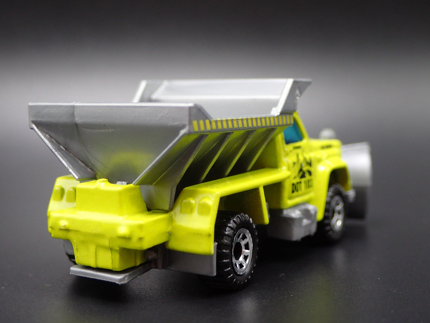 CHEVROLET TRUCK SNOW PLOW ROAD MAINTANCE 1:64 MB SCALE DIECAST MODEL CAR