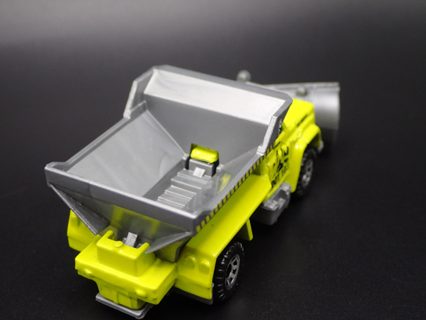 CHEVROLET TRUCK SNOW PLOW ROAD MAINTANCE 1:64 MB SCALE DIECAST MODEL CAR