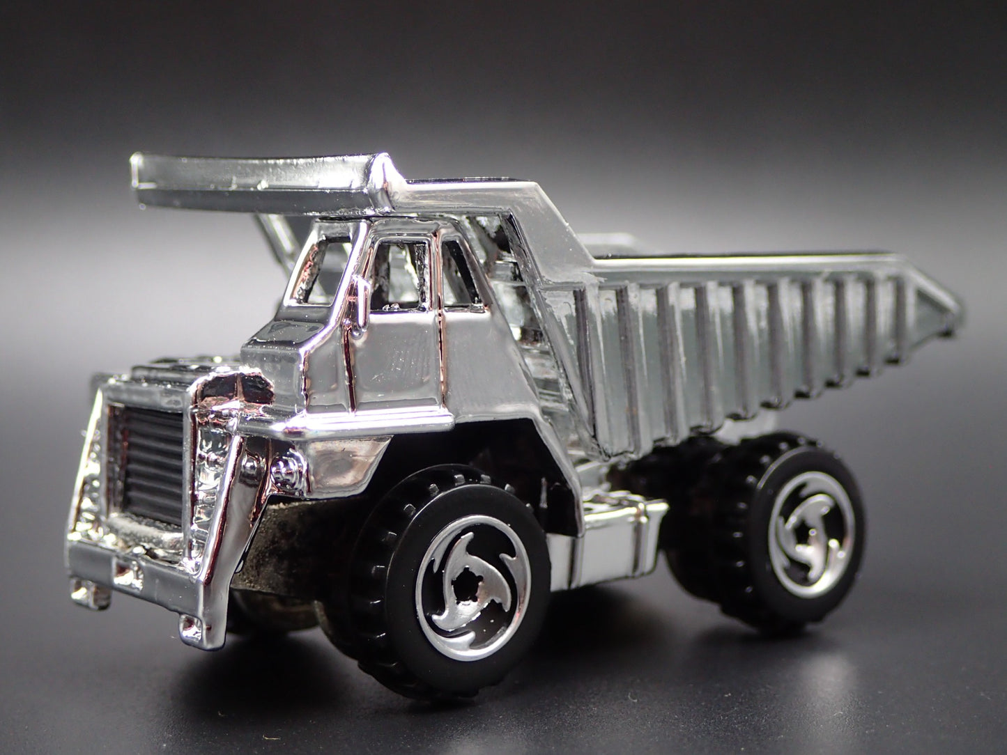 DUMP TRUCK CHROME RARE 1:64 HW SCALE COLLECTIBLE DIORAMA DIECAST MODEL CAR