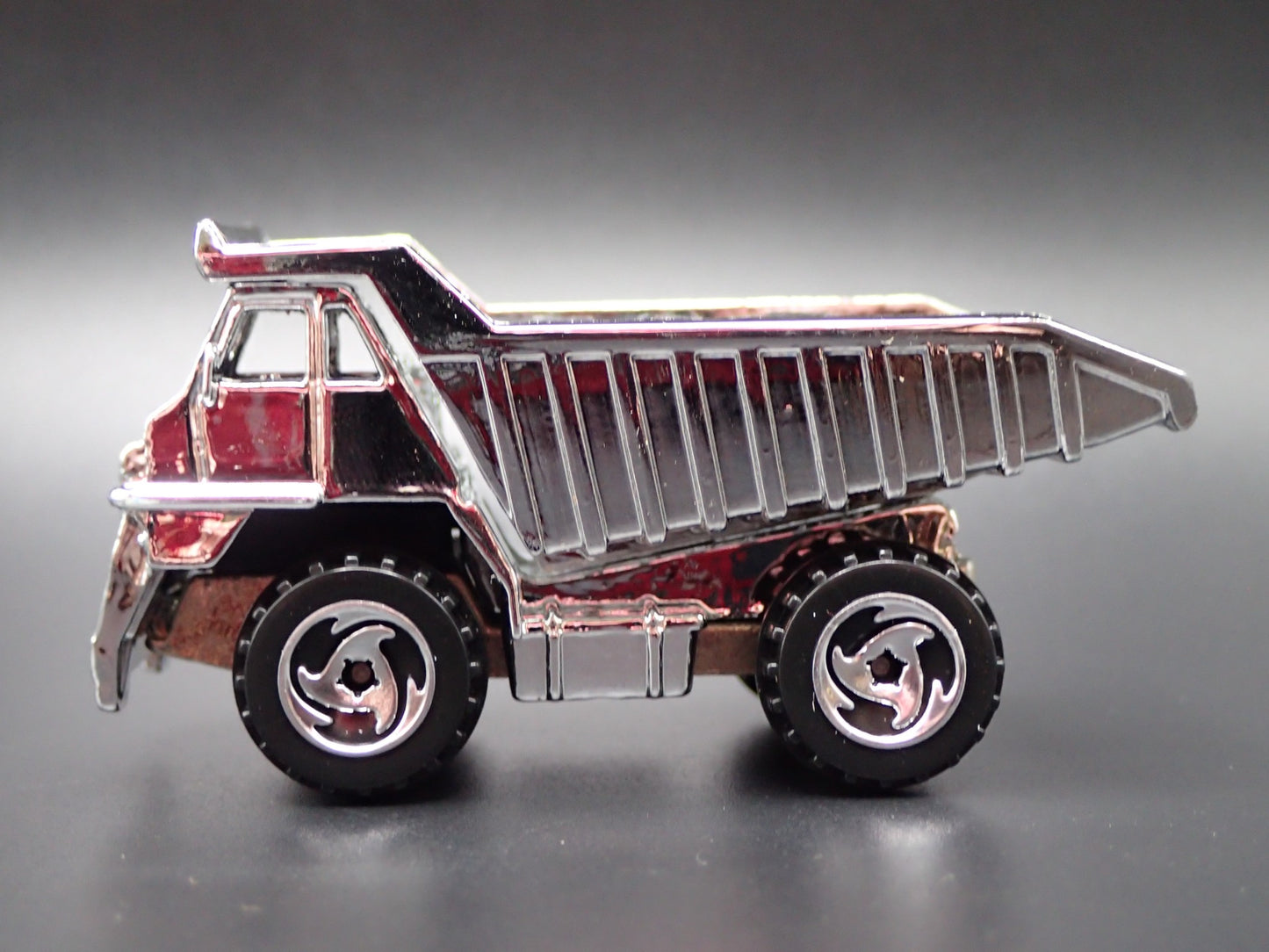 DUMP TRUCK CHROME RARE 1:64 HW SCALE COLLECTIBLE DIORAMA DIECAST MODEL CAR
