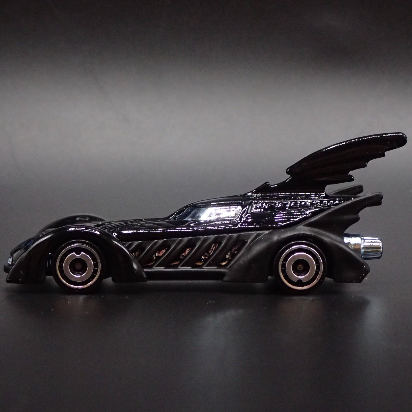BATMAN FOREVER BATMOBILE BLACK 1:64 SCALE COLLECTIBLE DIORAMA DIECAST MODEL CAR