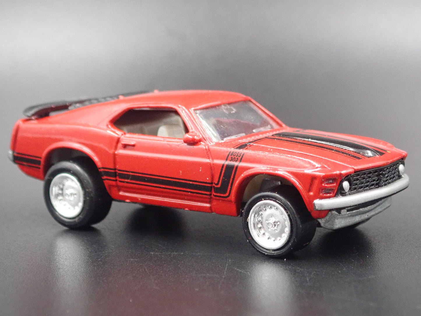 1970 70 FORD MUSTANG FASTBACK BOSS 302 RED 1/64 SCALE DIORAMA DIECAST MODEL CAR