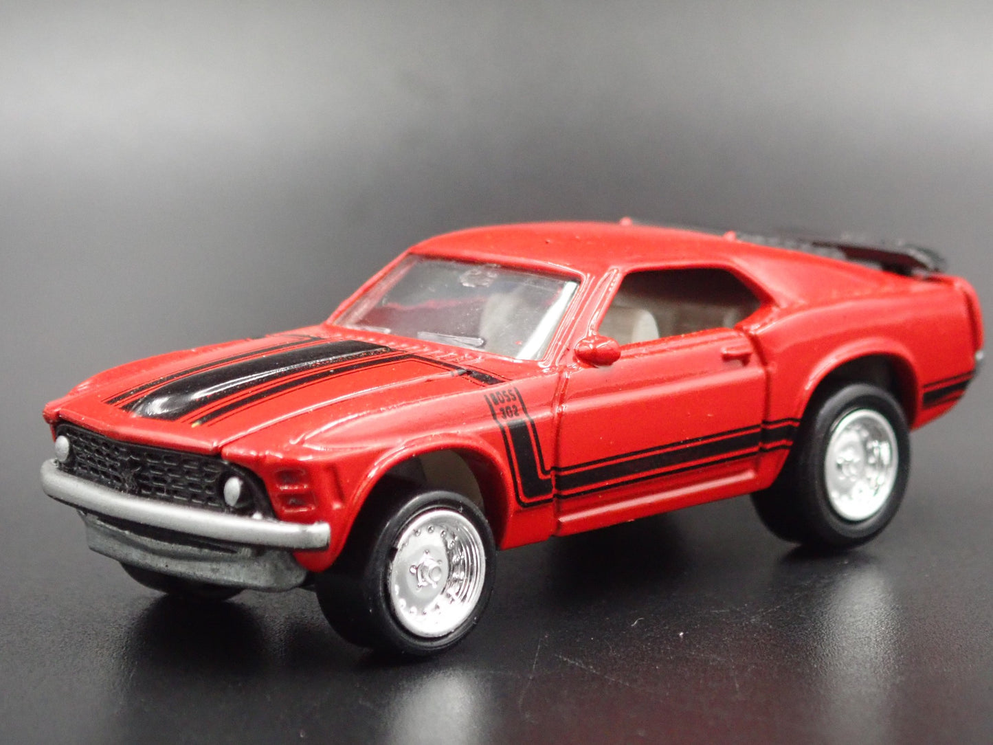 1970 70 FORD MUSTANG FASTBACK BOSS 302 RED 1/64 SCALE DIORAMA DIECAST MODEL CAR