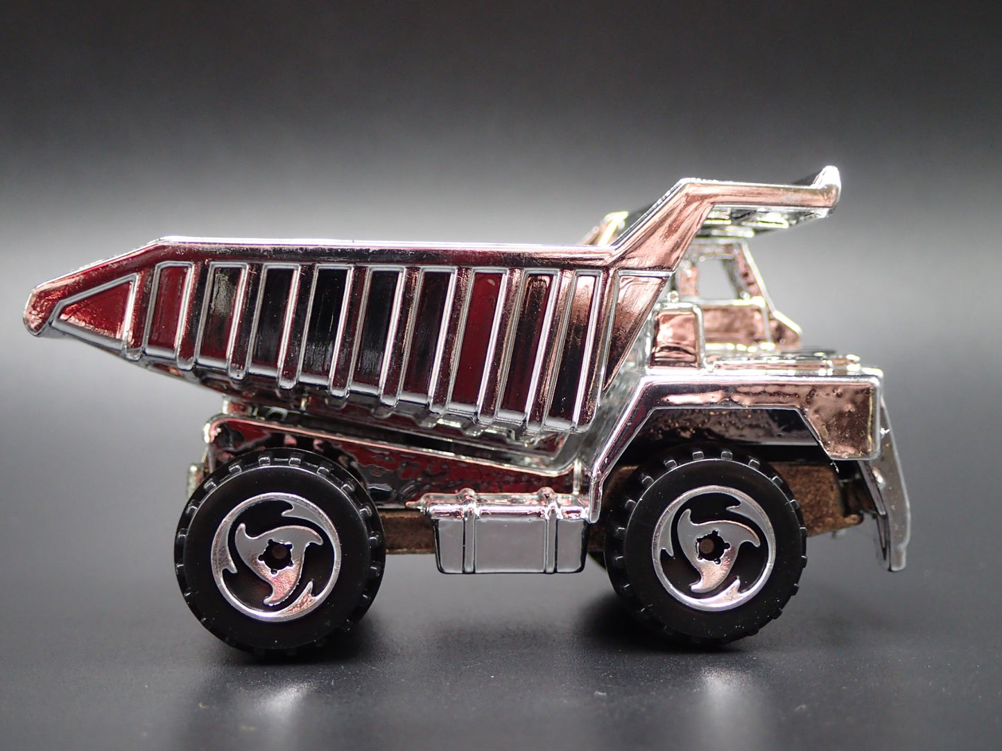 DUMP TRUCK CHROME RARE 1:64 HW SCALE COLLECTIBLE DIORAMA DIECAST MODEL CAR