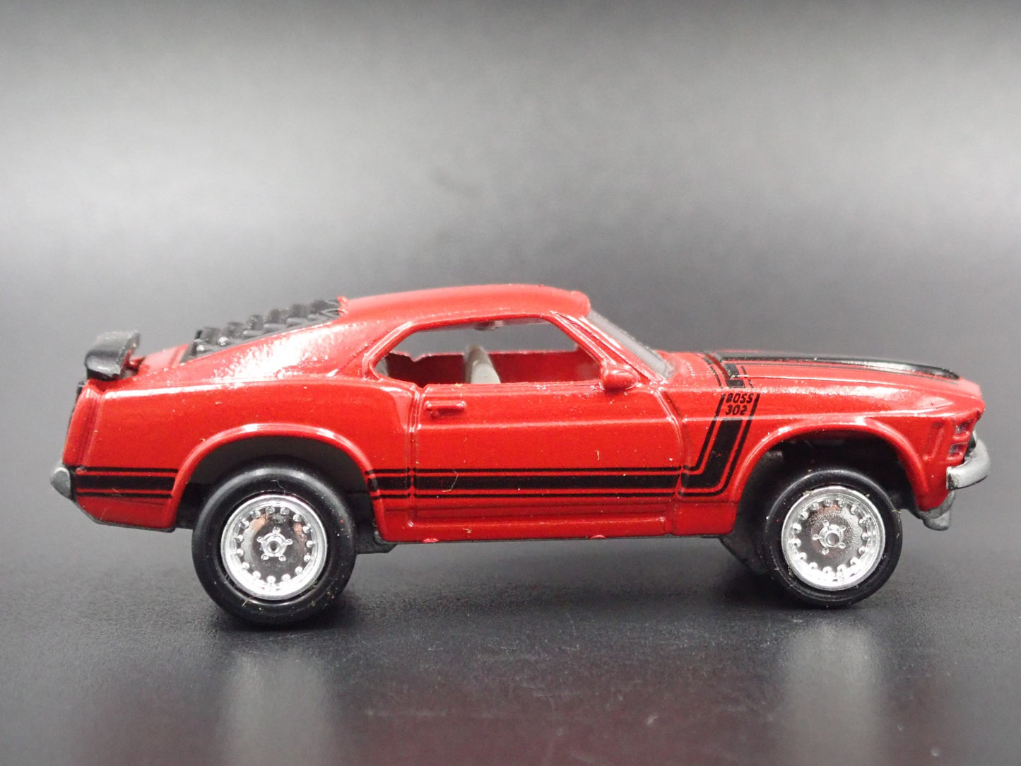 1970 70 FORD MUSTANG FASTBACK BOSS 302 RED 1/64 SCALE DIORAMA DIECAST MODEL CAR