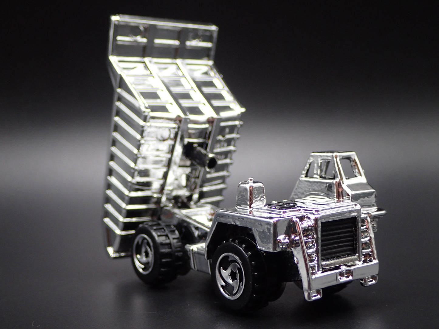 DUMP TRUCK CHROME RARE 1:64 HW SCALE COLLECTIBLE DIORAMA DIECAST MODEL CAR