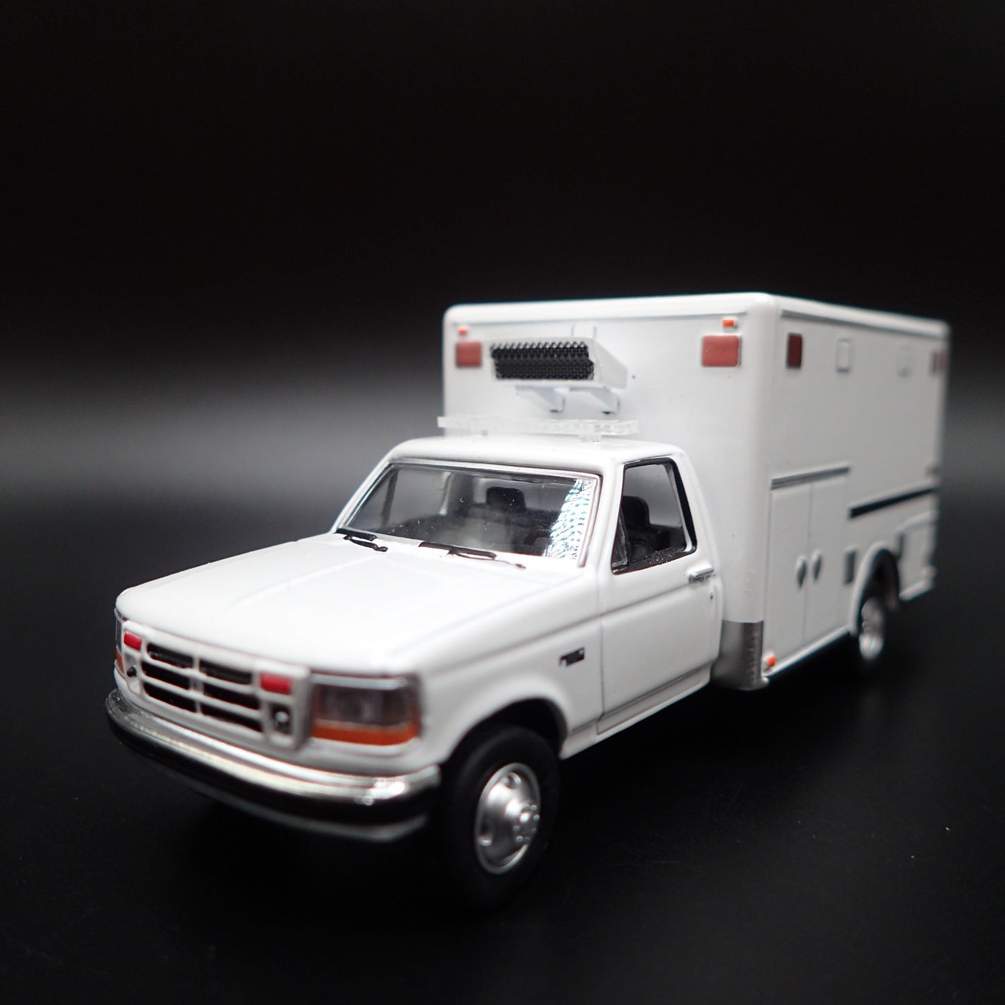 1992 92 FORD F350 AMBULANCE RESCUE TRUCK WHITE 1:64 SCALE DIECAST MODEL CAR