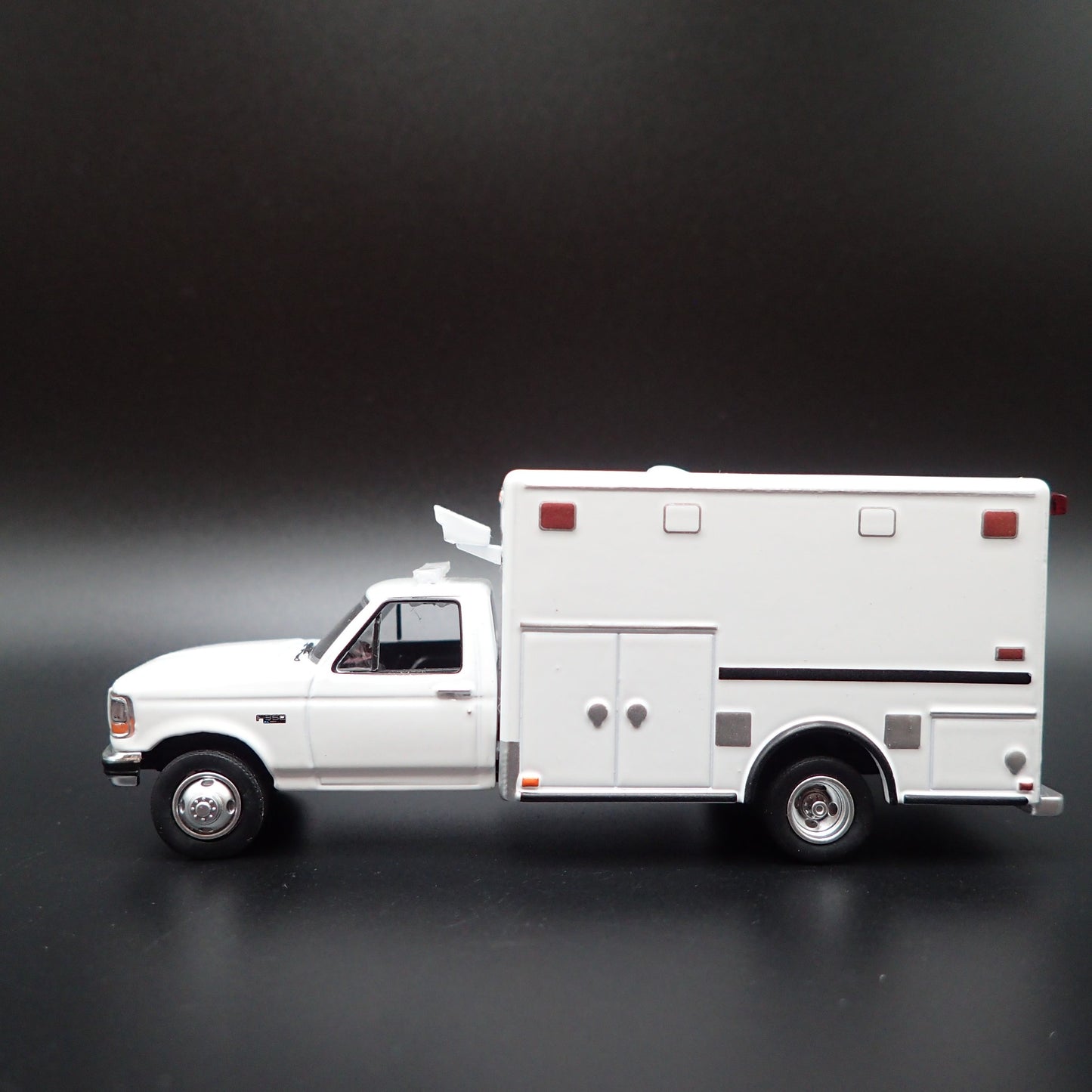 1992 92 FORD F350 AMBULANCE RESCUE TRUCK WHITE 1:64 SCALE DIECAST MODEL CAR