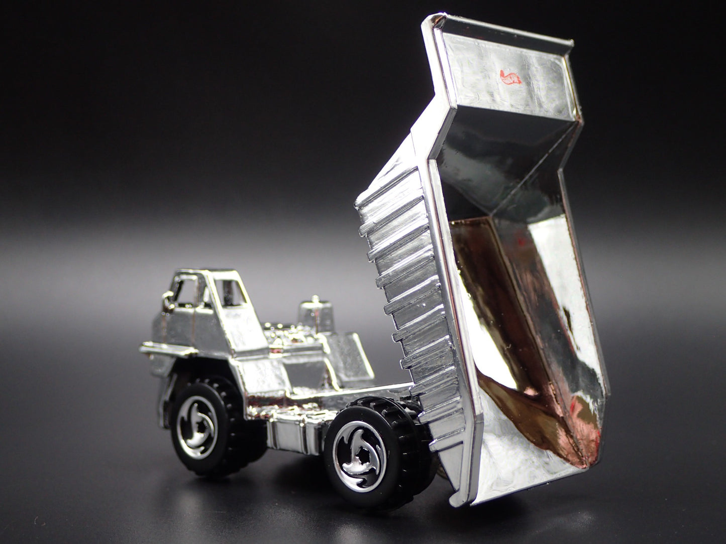 DUMP TRUCK CHROME RARE 1:64 HW SCALE COLLECTIBLE DIORAMA DIECAST MODEL CAR
