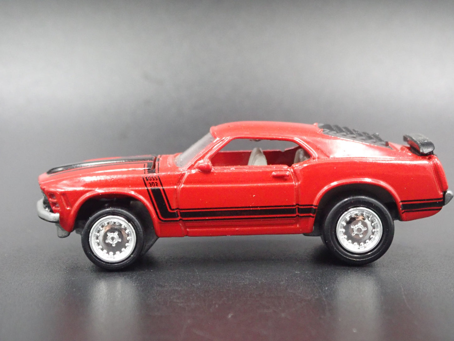 1970 70 FORD MUSTANG FASTBACK BOSS 302 RED 1/64 SCALE DIORAMA DIECAST MODEL CAR