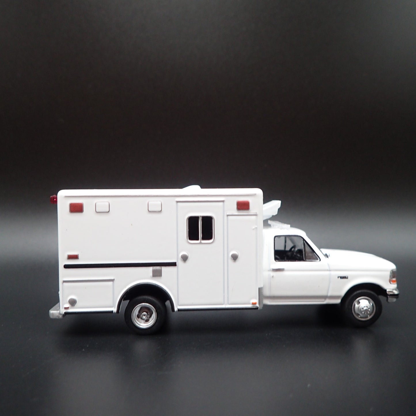 1992 92 FORD F350 AMBULANCE RESCUE TRUCK WHITE 1:64 SCALE DIECAST MODEL CAR