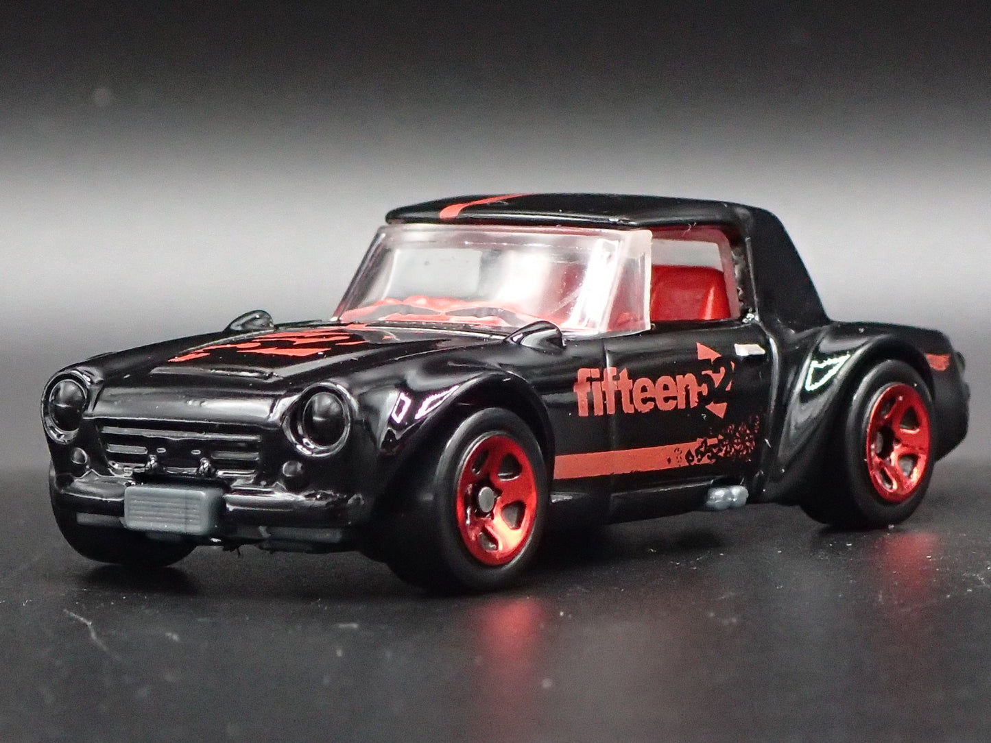 1967-1970 DATSUN FAIRLADY 2000 FIFTEEN 52 1:64 SCALE DIORAMA DIECAST MODEL CAR