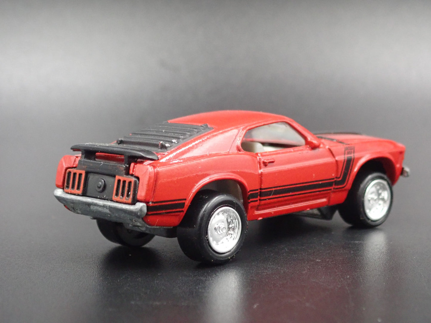 1970 70 FORD MUSTANG FASTBACK BOSS 302 RED 1/64 SCALE DIORAMA DIECAST MODEL CAR