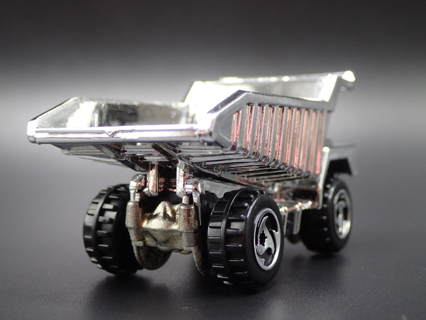 DUMP TRUCK CHROME RARE 1:64 HW SCALE COLLECTIBLE DIORAMA DIECAST MODEL CAR