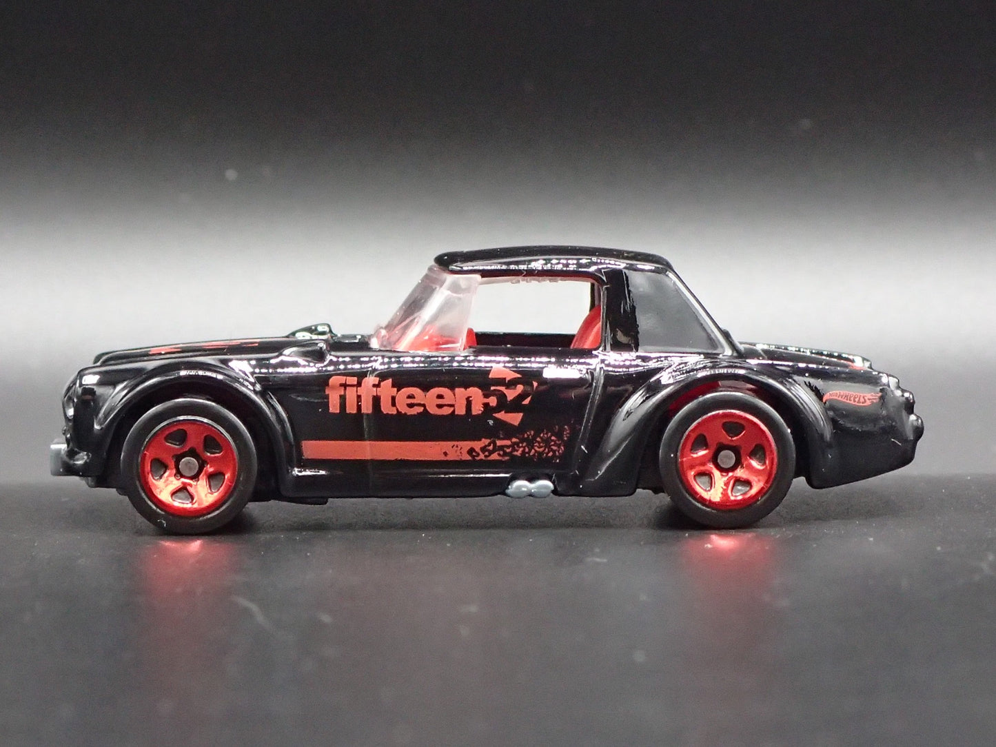 1967-1970 DATSUN FAIRLADY 2000 FIFTEEN 52 1:64 SCALE DIORAMA DIECAST MODEL CAR