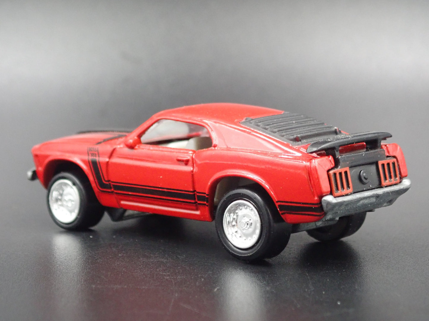 1970 70 FORD MUSTANG FASTBACK BOSS 302 RED 1/64 SCALE DIORAMA DIECAST MODEL CAR