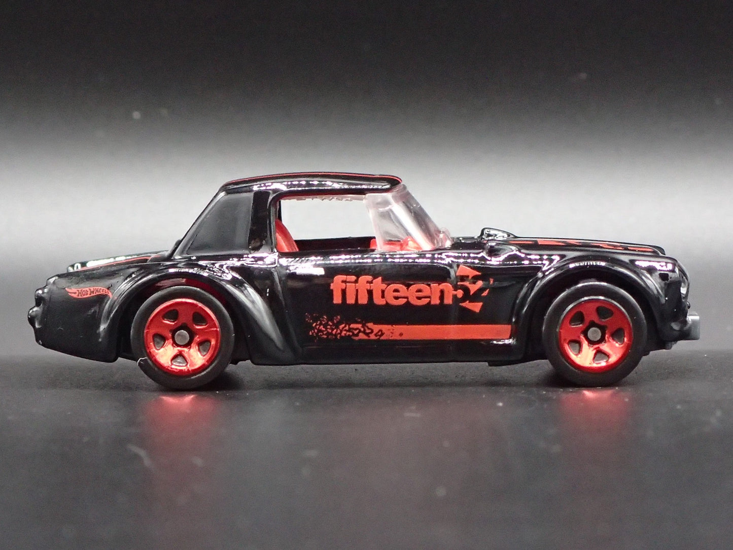 1967-1970 DATSUN FAIRLADY 2000 FIFTEEN 52 1:64 SCALE DIORAMA DIECAST MODEL CAR