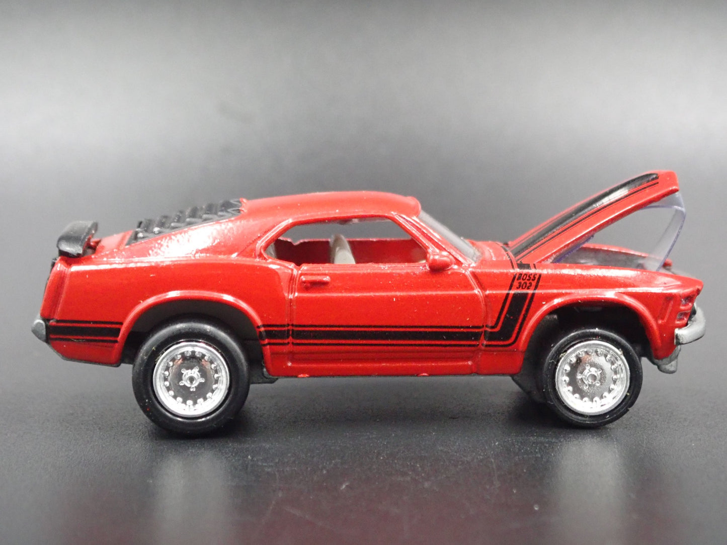 1970 70 FORD MUSTANG FASTBACK BOSS 302 RED 1/64 SCALE DIORAMA DIECAST MODEL CAR