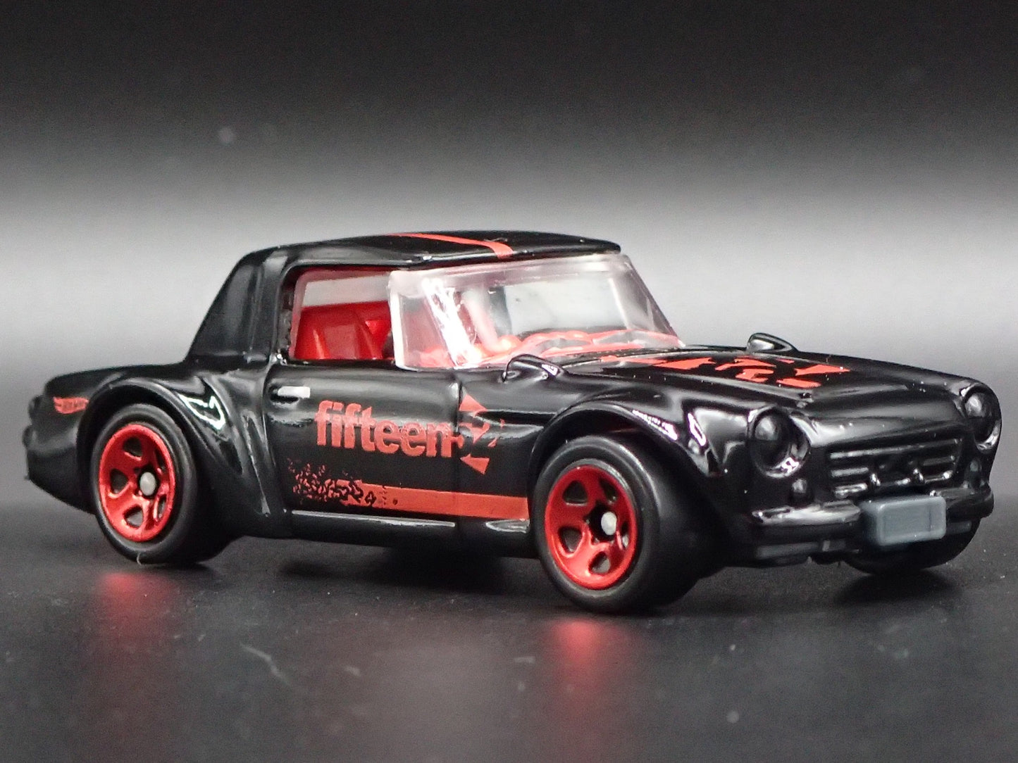 1967-1970 DATSUN FAIRLADY 2000 FIFTEEN 52 1:64 SCALE DIORAMA DIECAST MODEL CAR