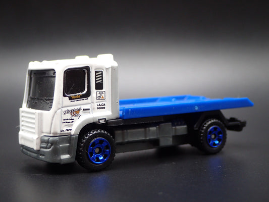 MODERN TOWING COMPANY FLATBED TRUCK WHITE 1/64 SCALE COLLECTIBLE DIECAST MODEL