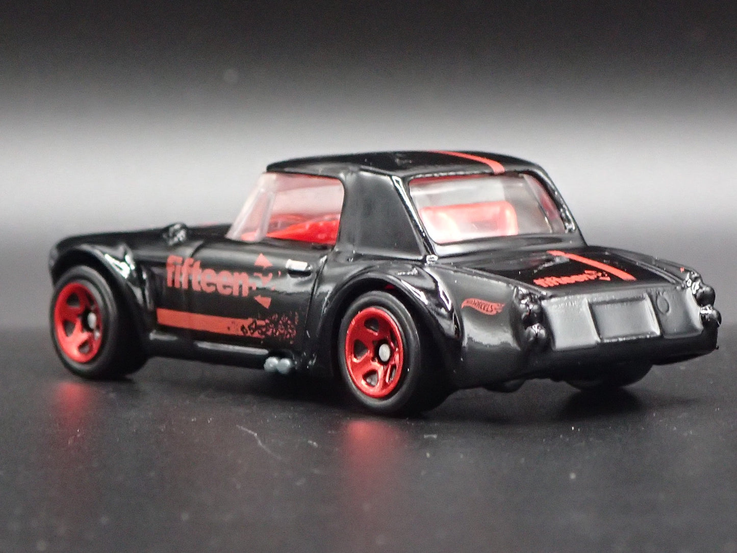 1967-1970 DATSUN FAIRLADY 2000 FIFTEEN 52 1:64 SCALE DIORAMA DIECAST MODEL CAR