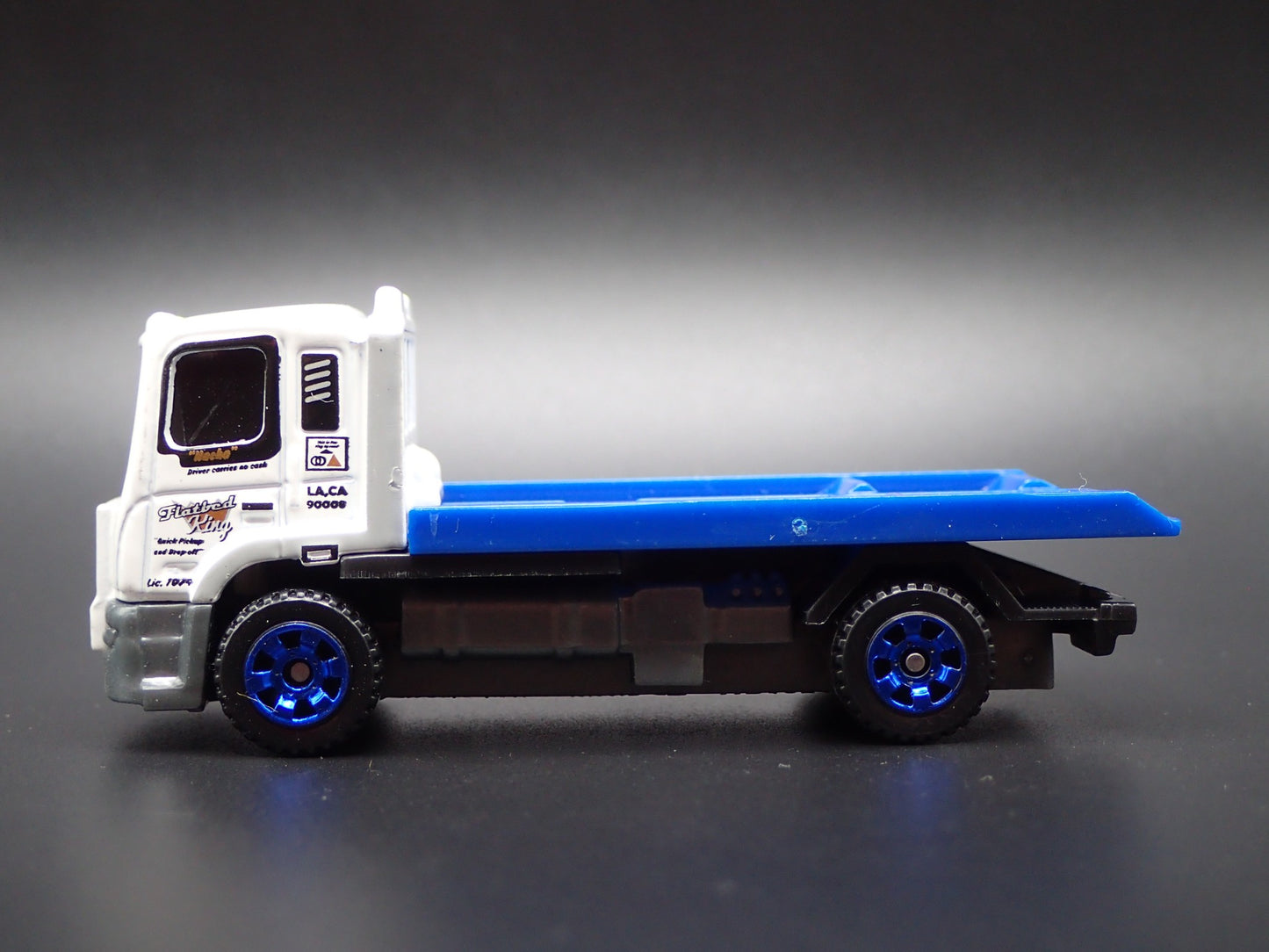 MODERN TOWING COMPANY FLATBED TRUCK WHITE 1/64 SCALE COLLECTIBLE DIECAST MODEL