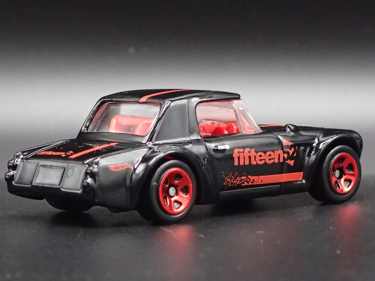 1967-1970 DATSUN FAIRLADY 2000 FIFTEEN 52 1:64 SCALE DIORAMA DIECAST MODEL CAR