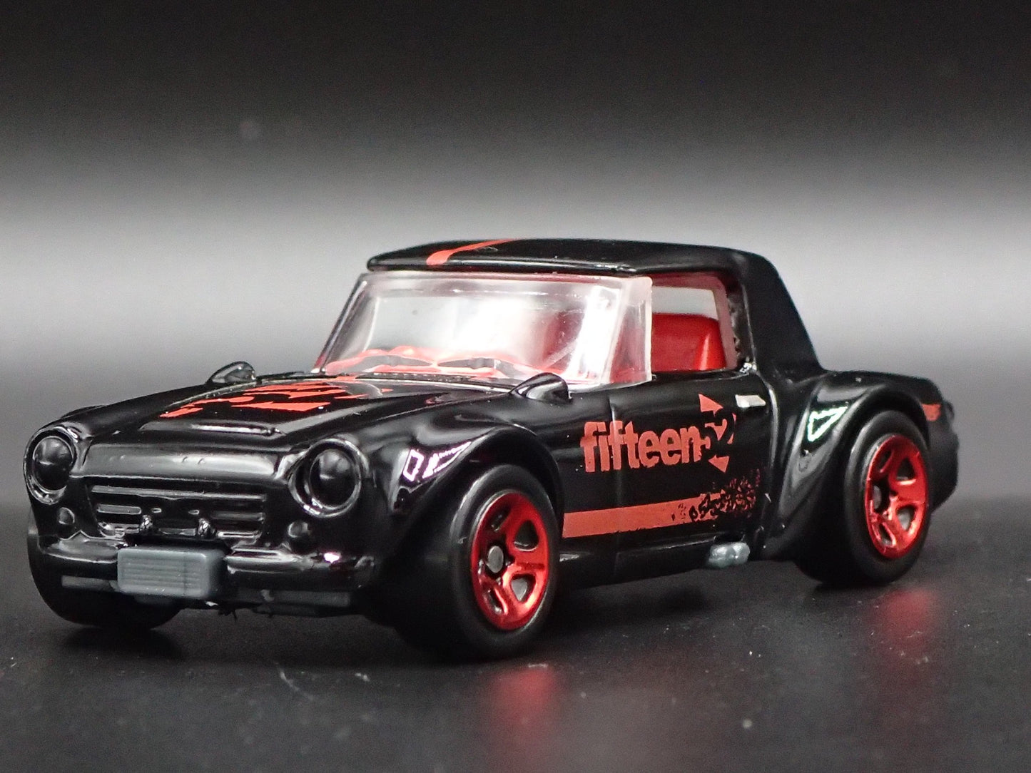 1967-1970 DATSUN FAIRLADY 2000 FIFTEEN 52 1:64 SCALE DIORAMA DIECAST MODEL CAR