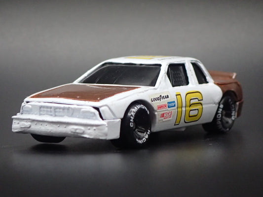 1991 91 BUICK REGAL 16 LARRY PEARSON NASCAR 1:64 SCALE DIORAMA DIECAST MODEL CAR