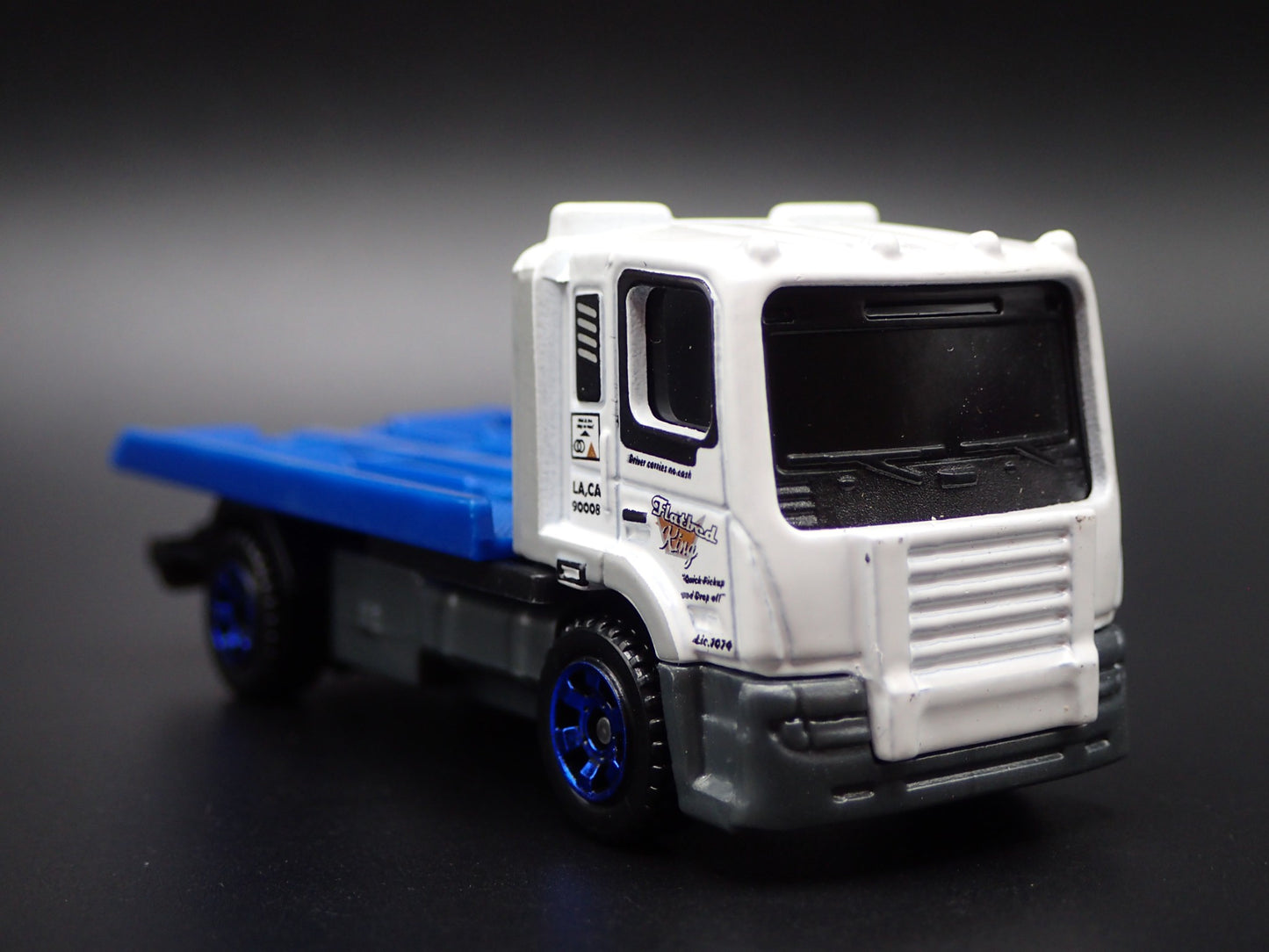 MODERN TOWING COMPANY FLATBED TRUCK WHITE 1/64 SCALE COLLECTIBLE DIECAST MODEL