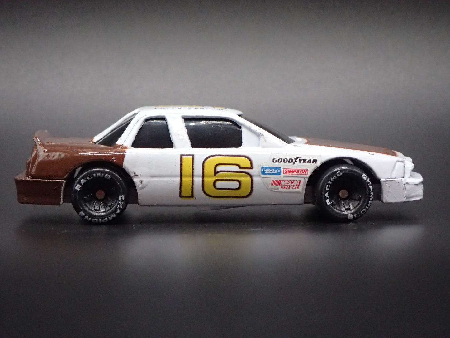 1991 91 BUICK REGAL 16 LARRY PEARSON NASCAR 1:64 SCALE DIORAMA DIECAST MODEL CAR