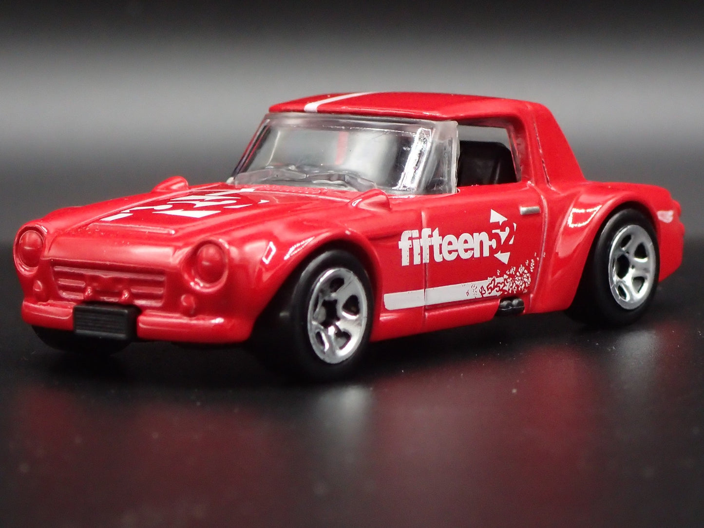 1967-1970 DATSUN FAIRLADY 2000 FIFTEEN 52 1:64 SCALE DIORAMA DIECAST MODEL CAR
