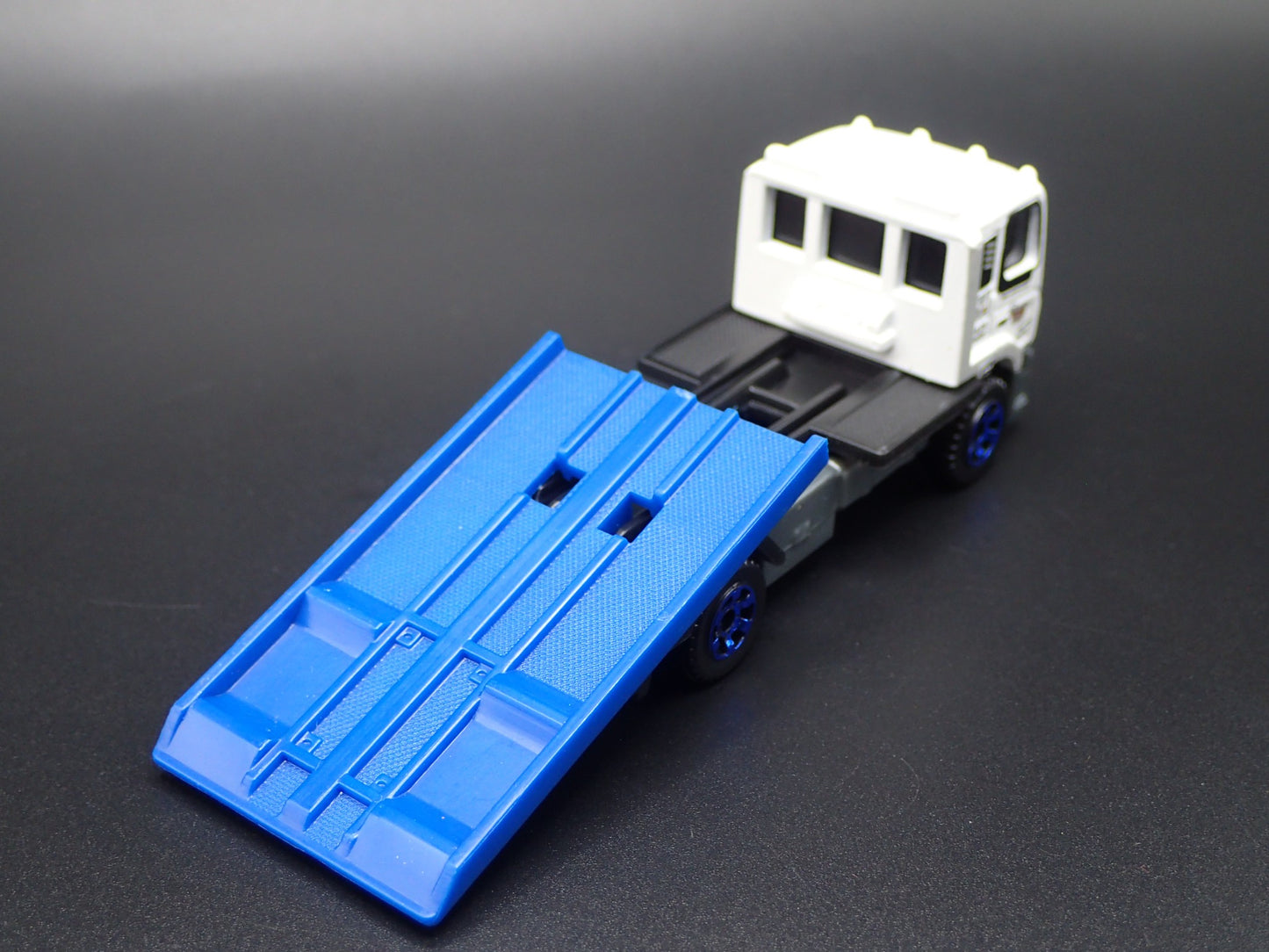 MODERN TOWING COMPANY FLATBED TRUCK WHITE 1/64 SCALE COLLECTIBLE DIECAST MODEL