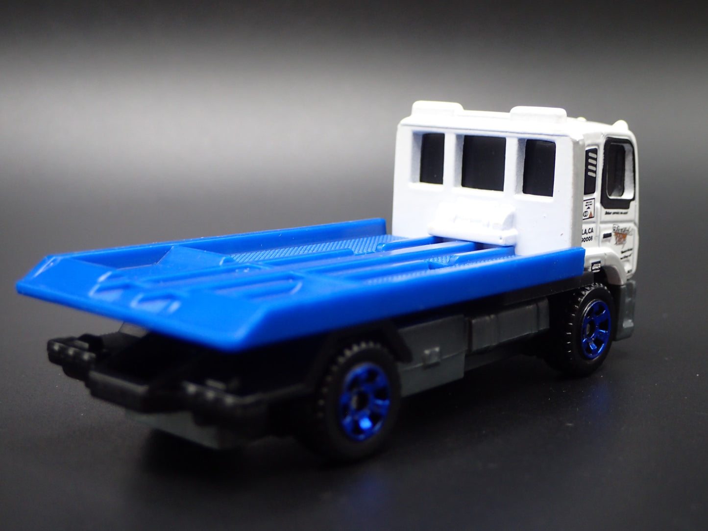 MODERN TOWING COMPANY FLATBED TRUCK WHITE 1/64 SCALE COLLECTIBLE DIECAST MODEL